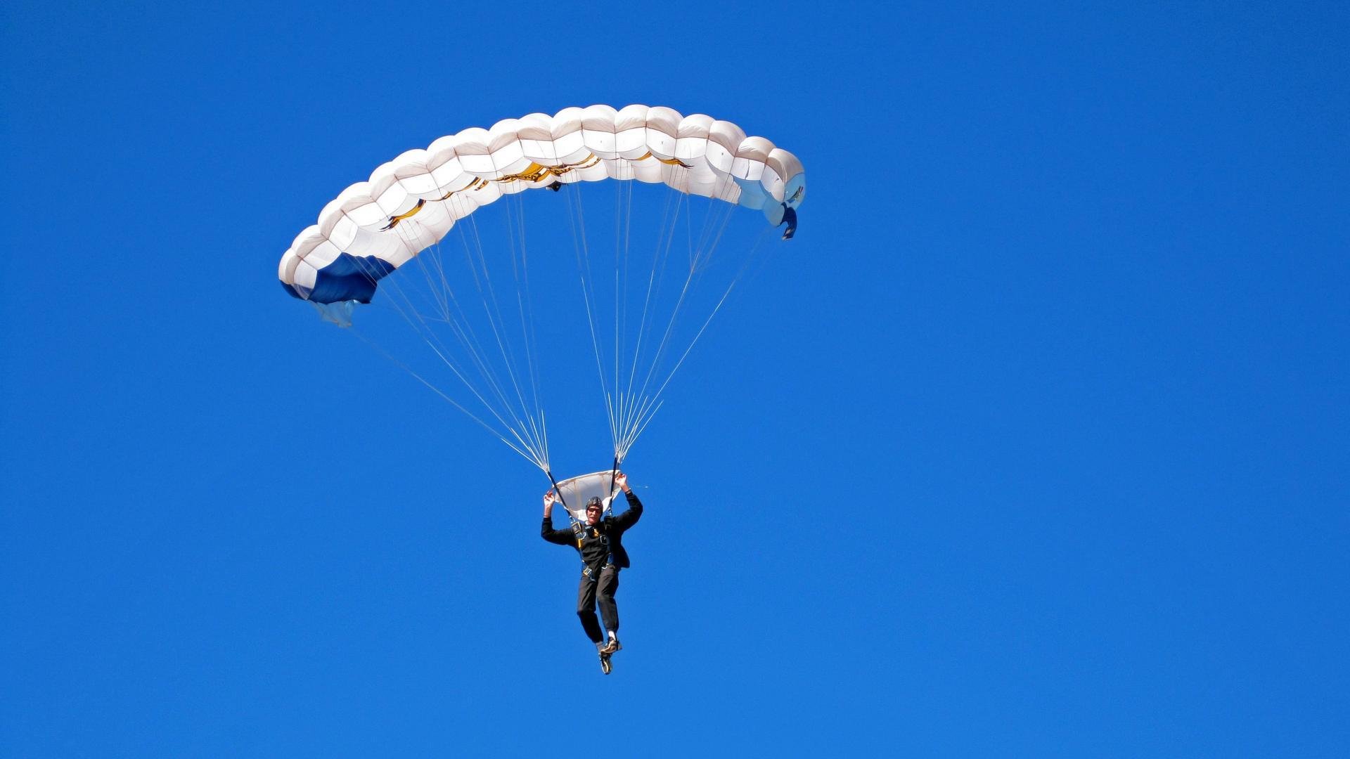 赛道新王诞生,雷诺逆袭梅赛德斯,拉塞尔一战封神